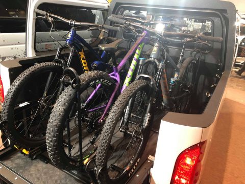 ハイエース　ピックアップトラック　荷台MTB積んだ写真